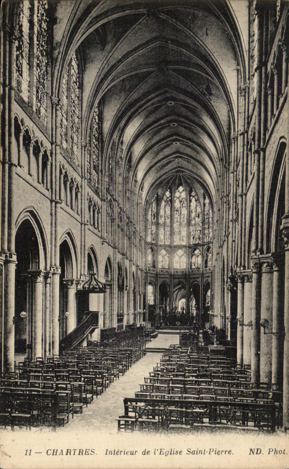 CPA Chartres Interieur de I'Eglise Saint Pierre