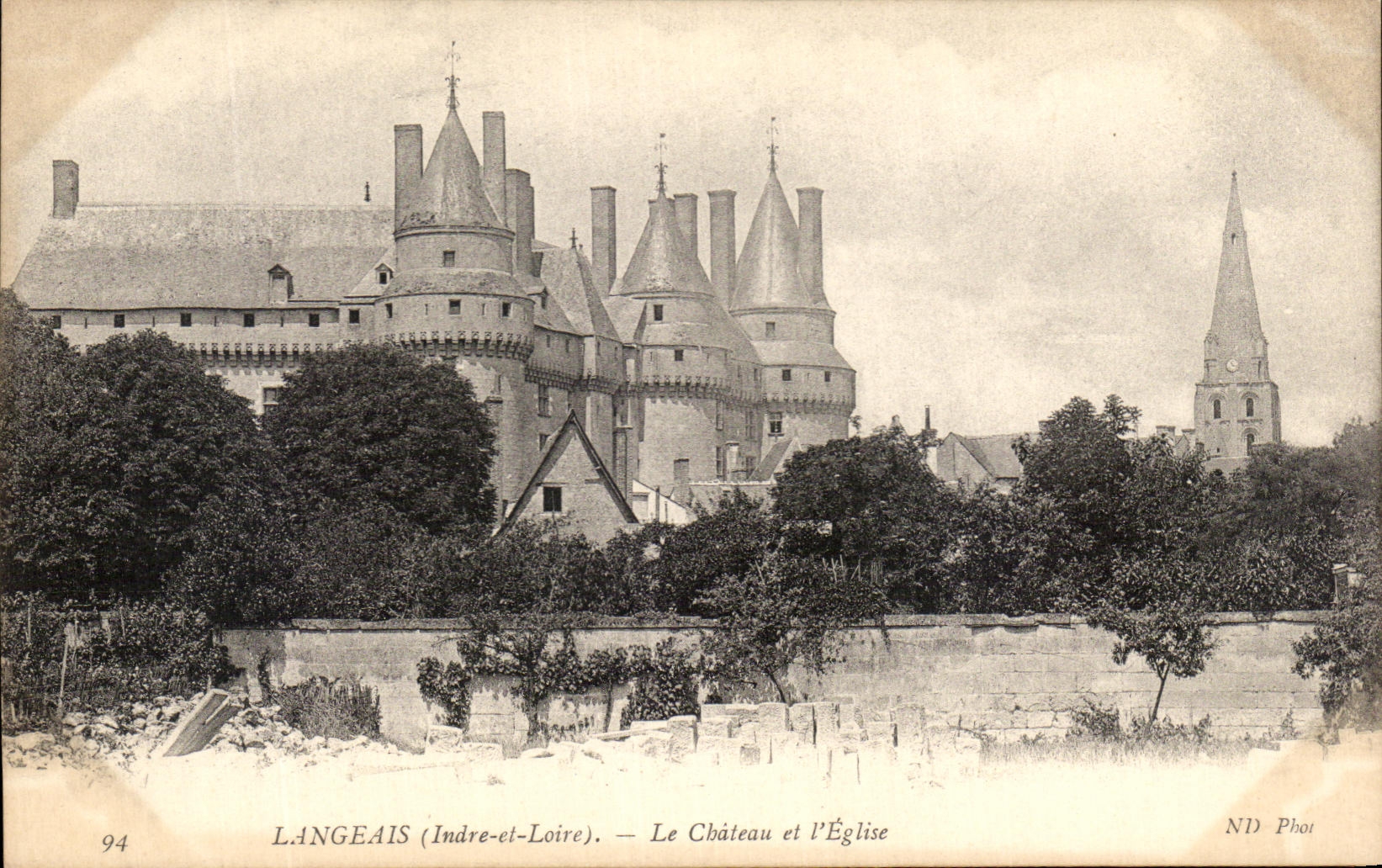 CPA Langeais el castillo y la iglesia