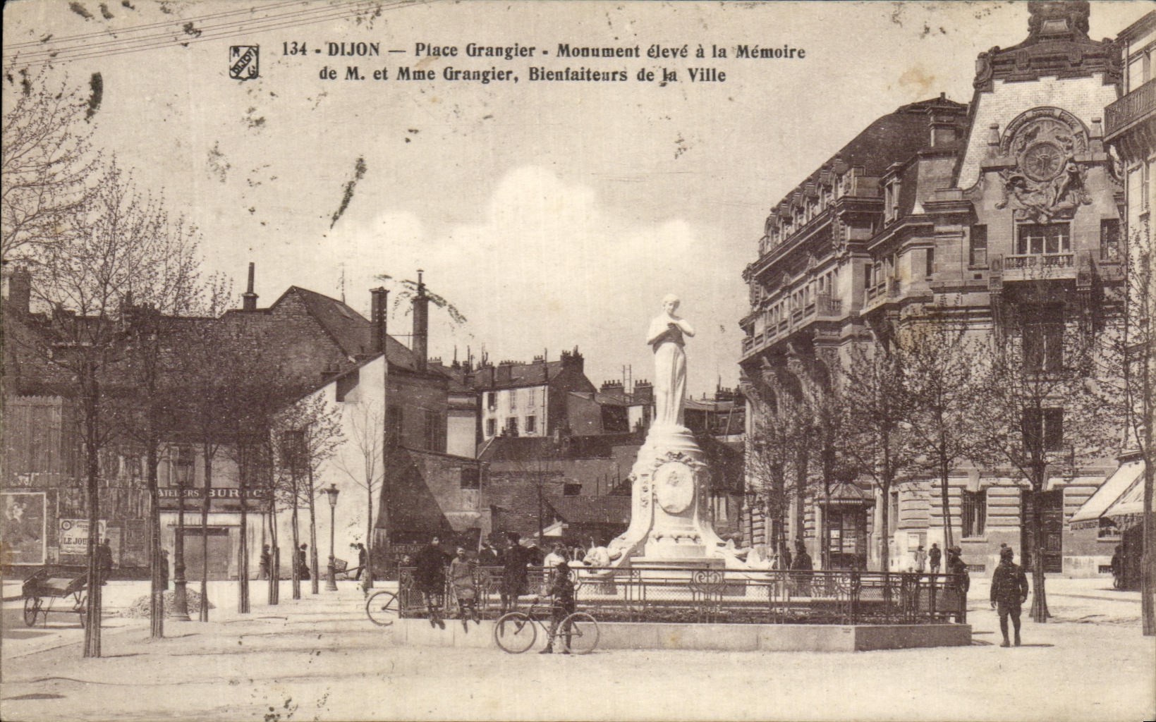 CPA Dijon Place Grangier Monument eleve a la Memoire de M et Mme Grangier