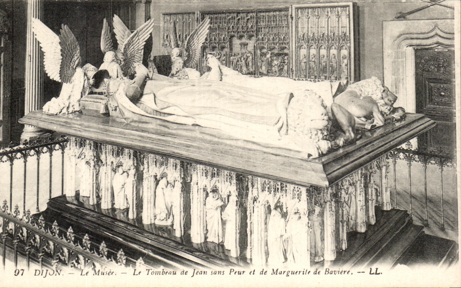 CPA Dijon Musee Le Tombeau de Jean Sans Peur et de Marguerite de Baviere