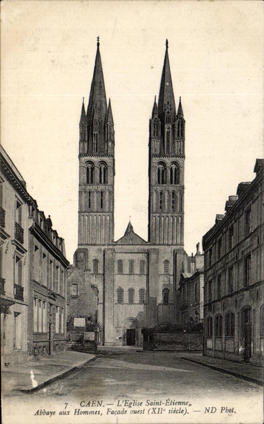 CPA Caen la abadia de Saint-E'tienne de la iglesia con el ataque frontal occidental de los hombres