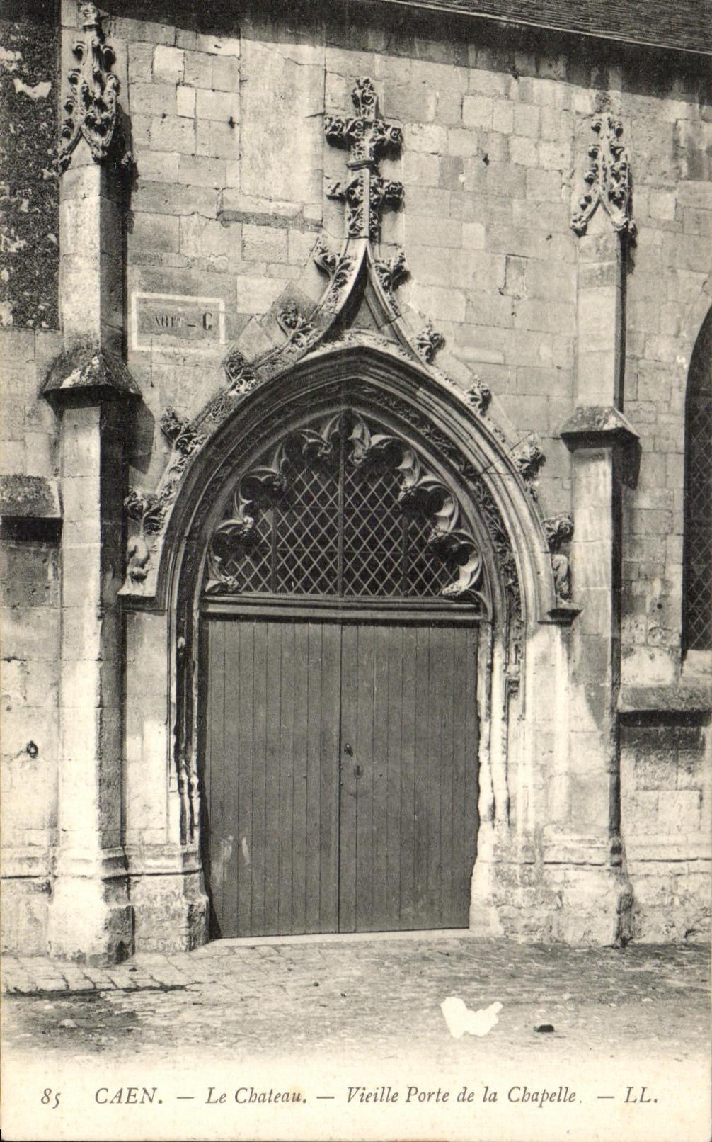 CPA Caen la puerta de la mujer mayor del castillo de la camara acorazada