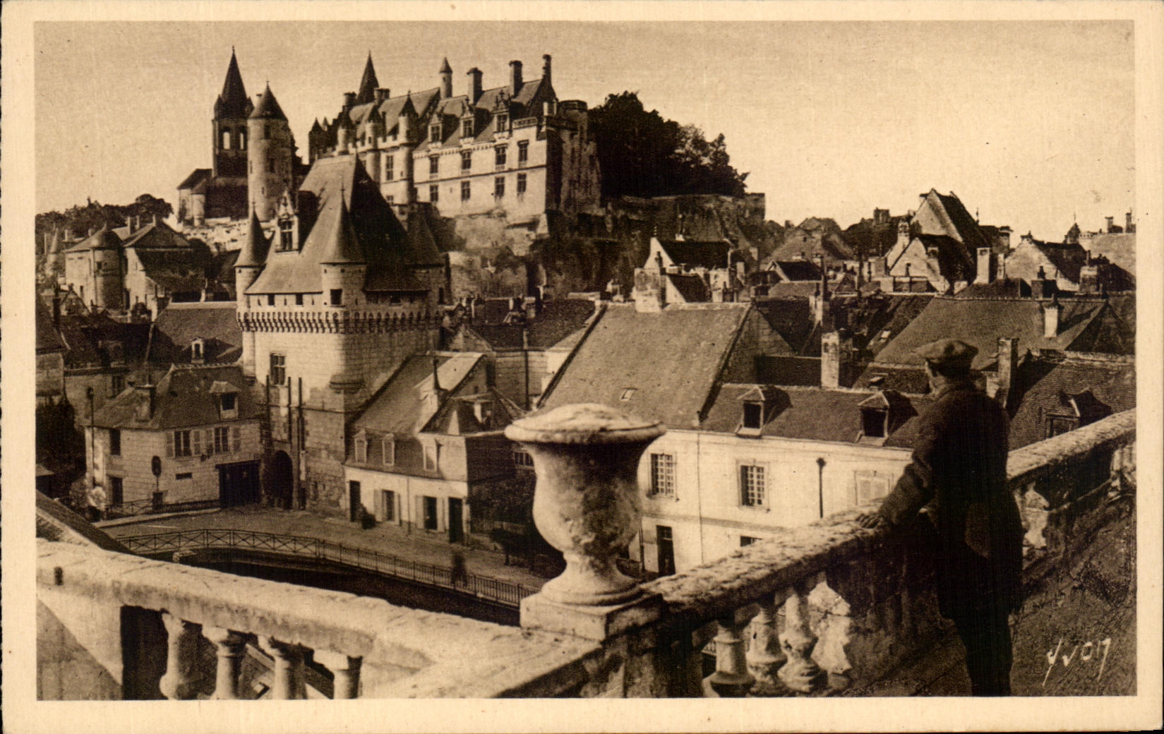 CPA Chateaux De La Loire Chateaux De Loches Le Chateau Royal Et La Porte Des Cordeliers