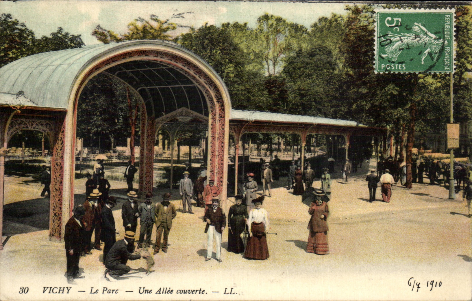 CPA Vichy Le Parc Une Allee Couverte