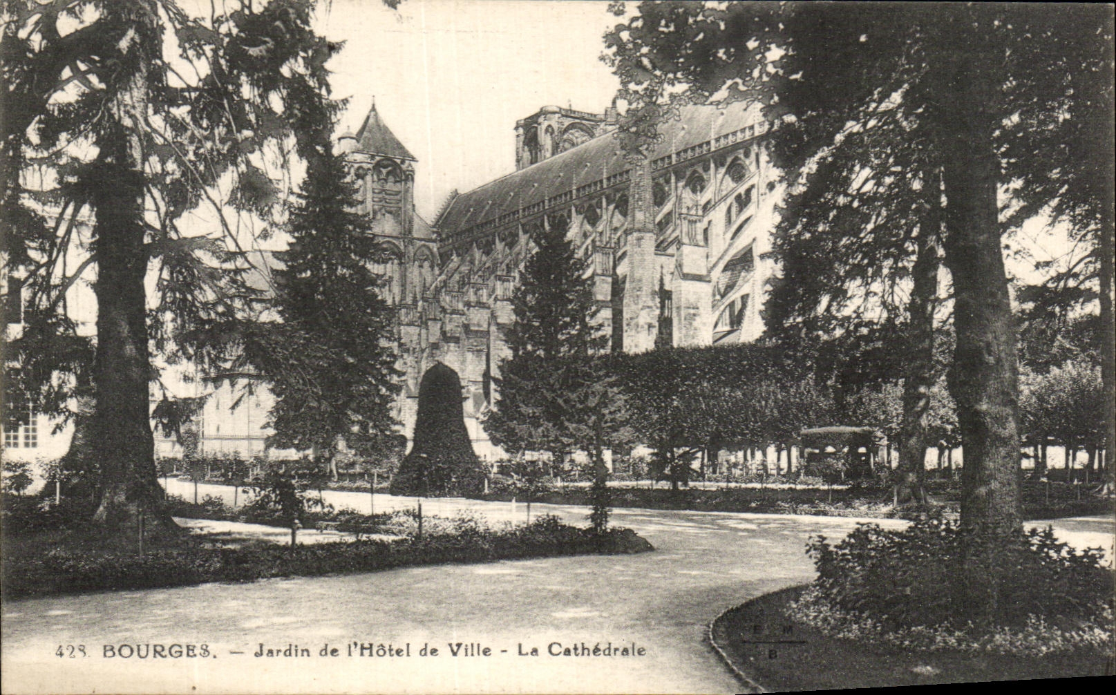 Jardin de CPA Bourges de la ciudad de Hotel De la catedral