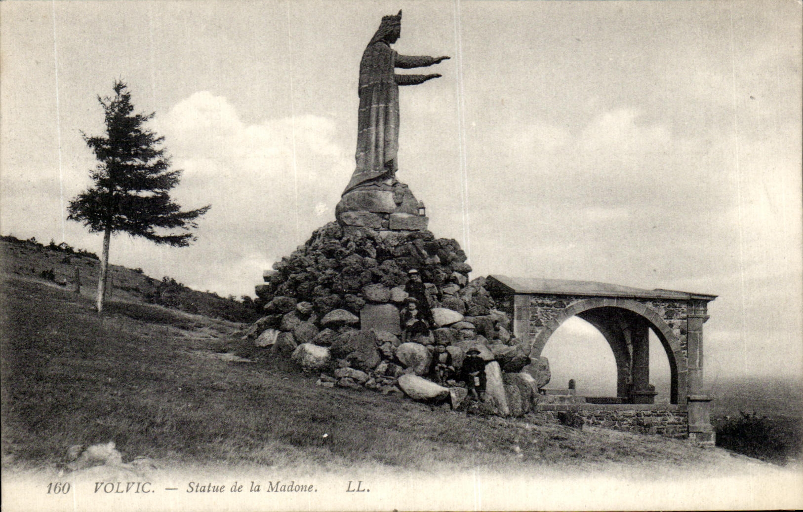 CPA Volvic Statue of the Madonna Children
