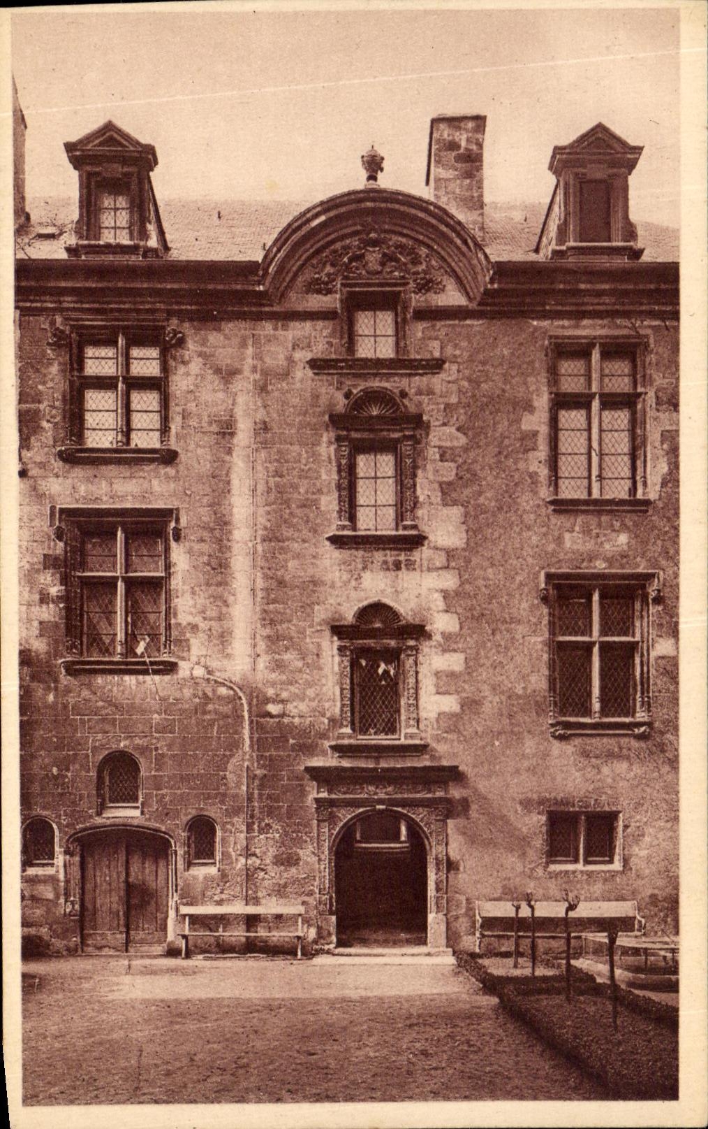 La fachada de Lallemand del hotel de CPA Bourges es