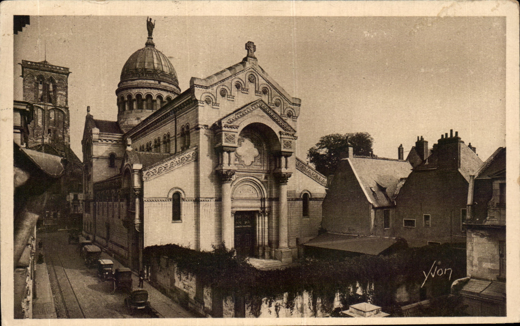 CPA Soft France Tours the Basilica St Martin And the Charlemagne Tower In the Content