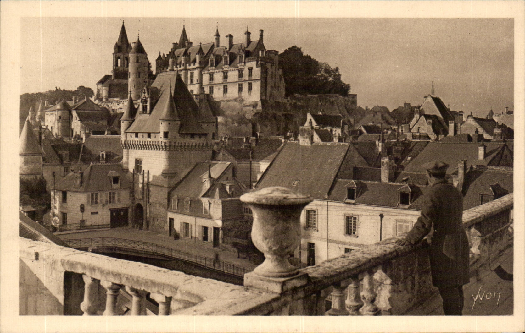 CPA La Chateau France Chateaux De La Loire Chateau De Loches Le Chateau Royal Et La Porte Des Cordeliers