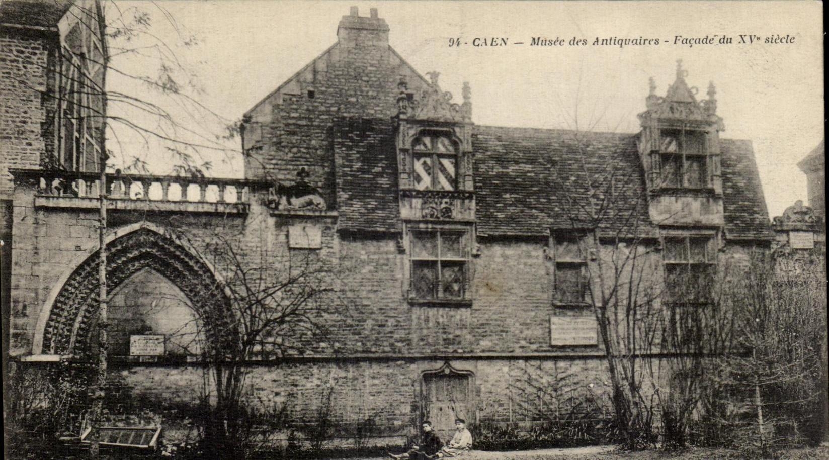 CPA Caen Museum of the Antique dealers Frontage of 15th