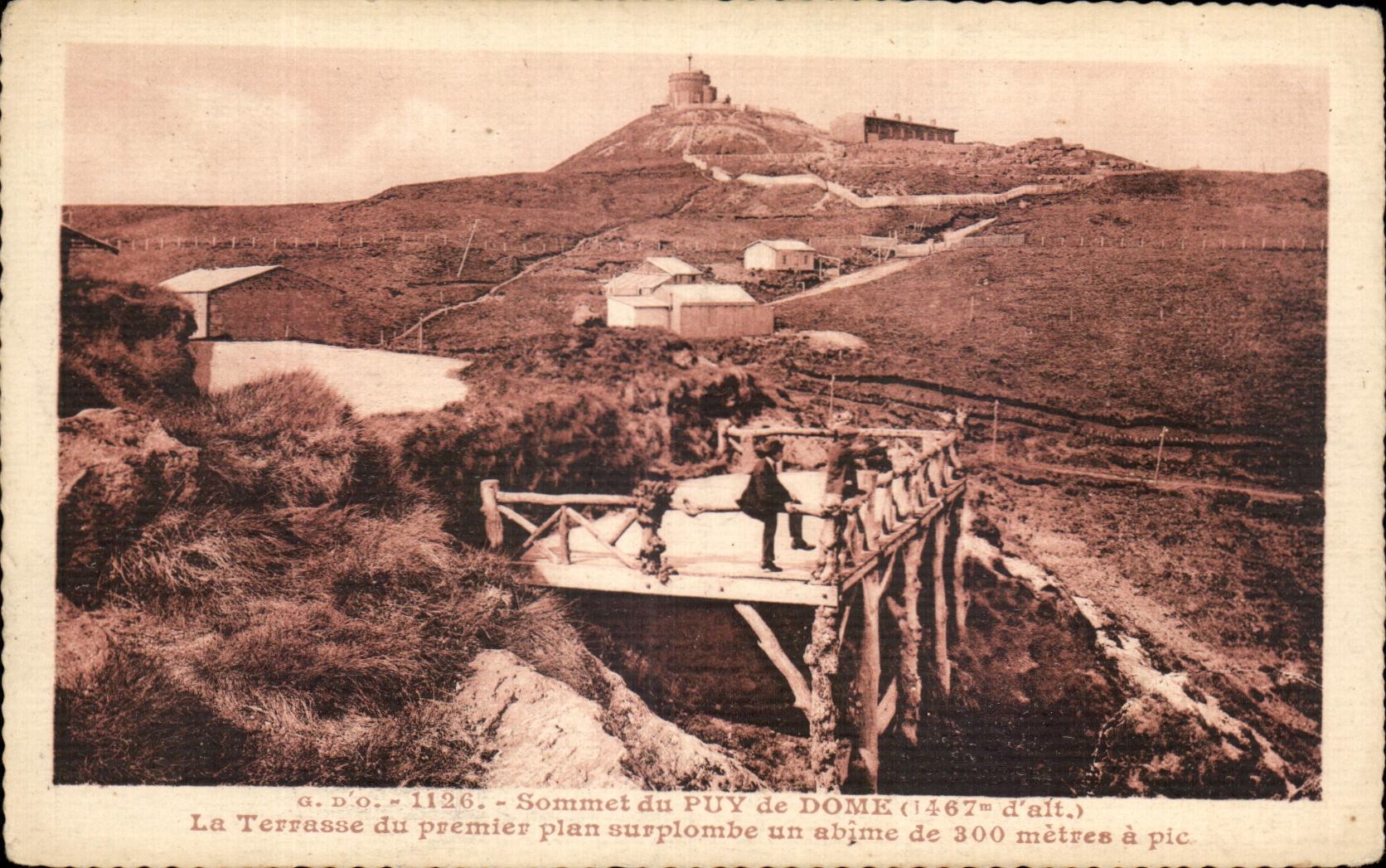 CPA Sommet Of Puy De Dome Terrace Of the Foreground Overhangs an abyss of 300 bills of quantities has peak