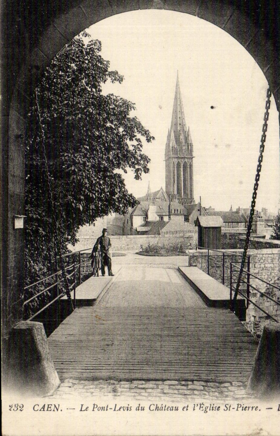 CPA Caen the Bridge of the Castle and the Church and Pierre