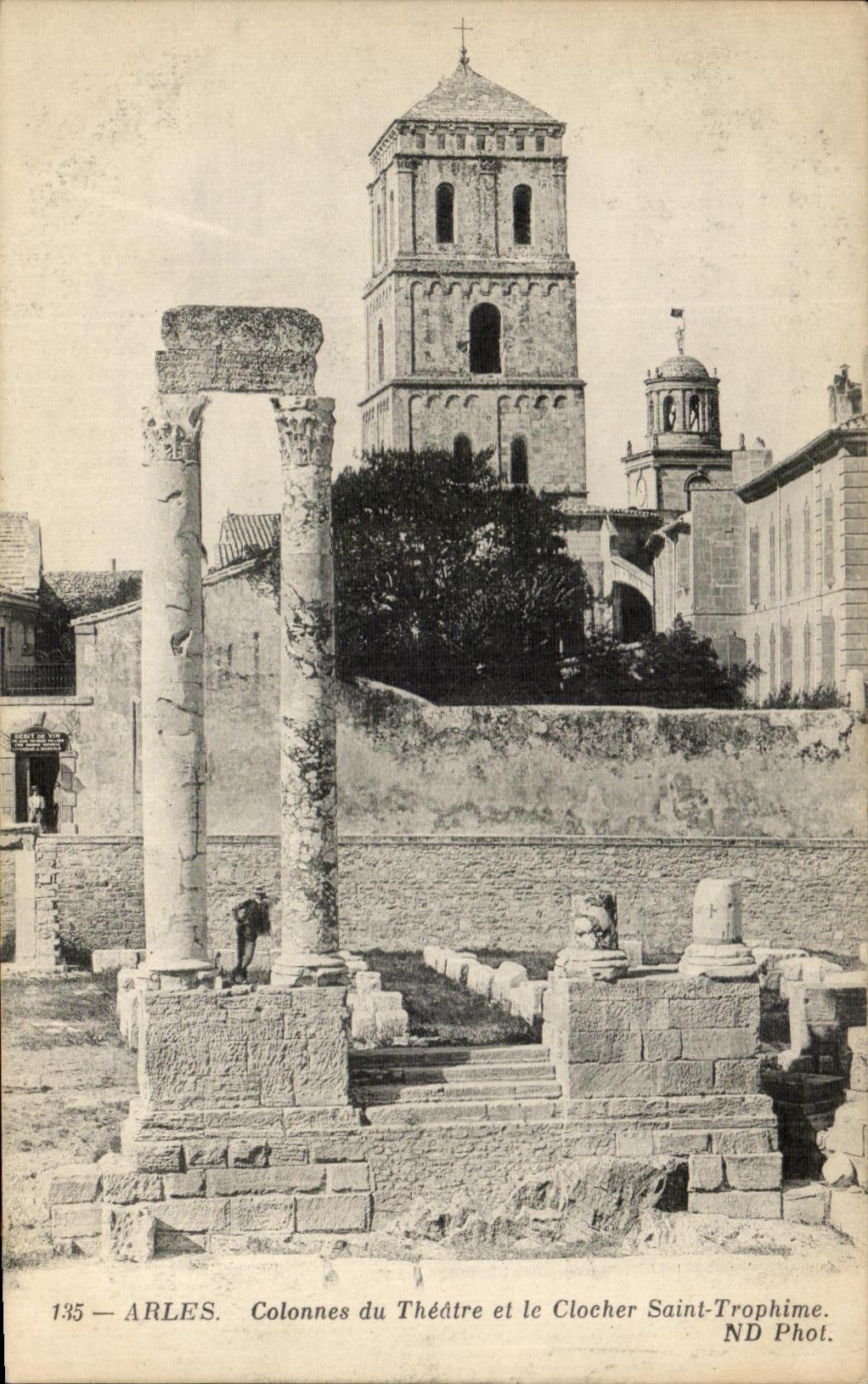 CPA Arles Columns of the Theater and the Bell-tower Saint Trophime