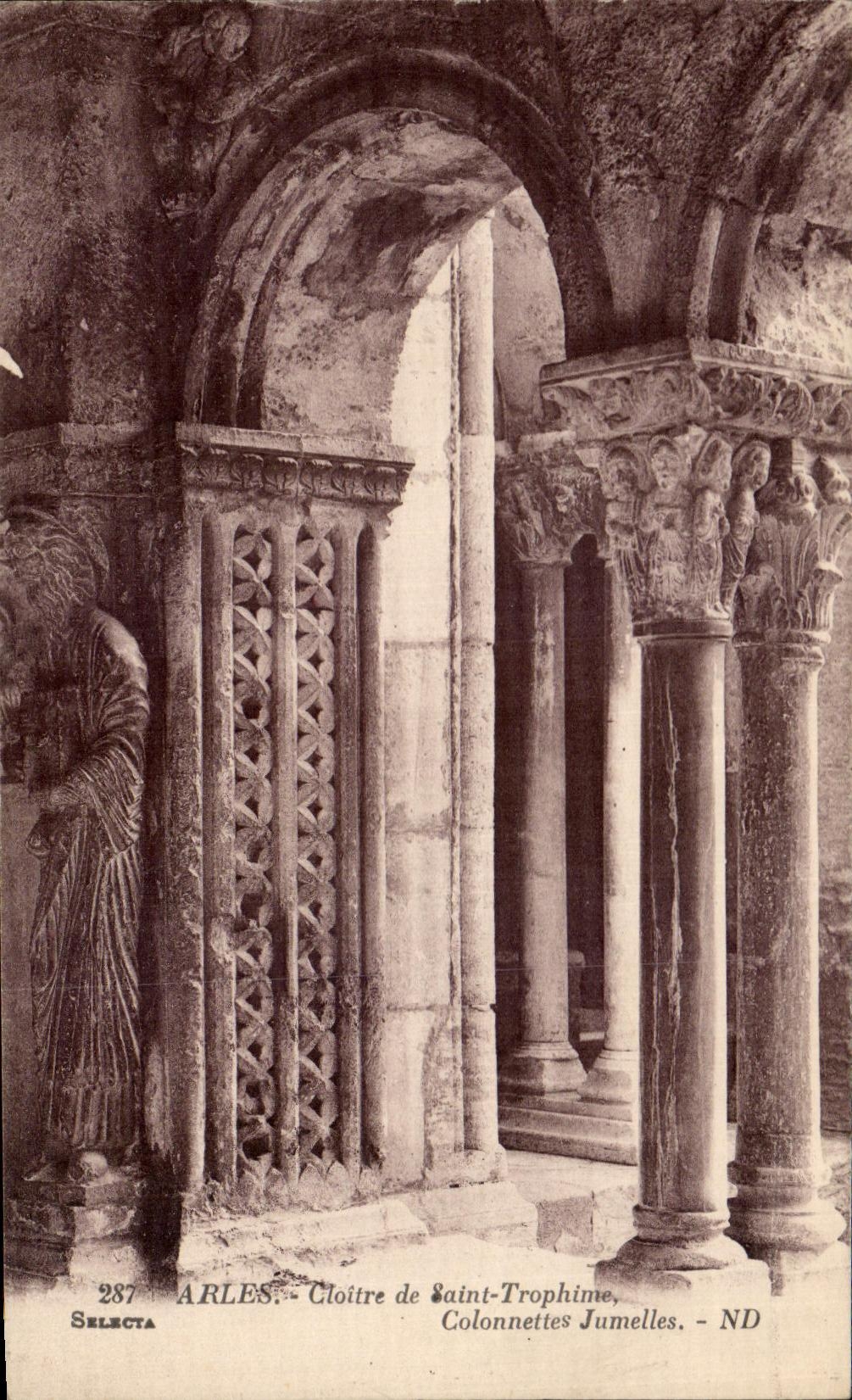 CPA Arles Cloitre De Saint Trophime Twin Posts