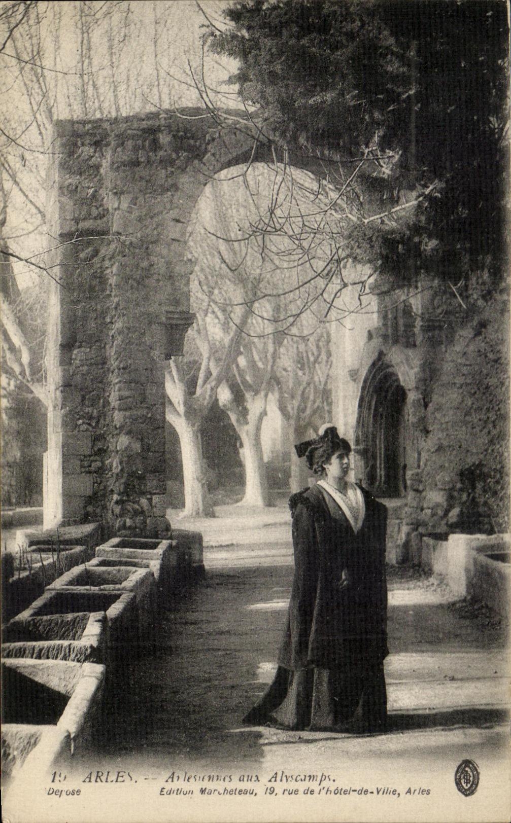 CPA Arles Arlesiennes in Alyscamps Folklore Costume