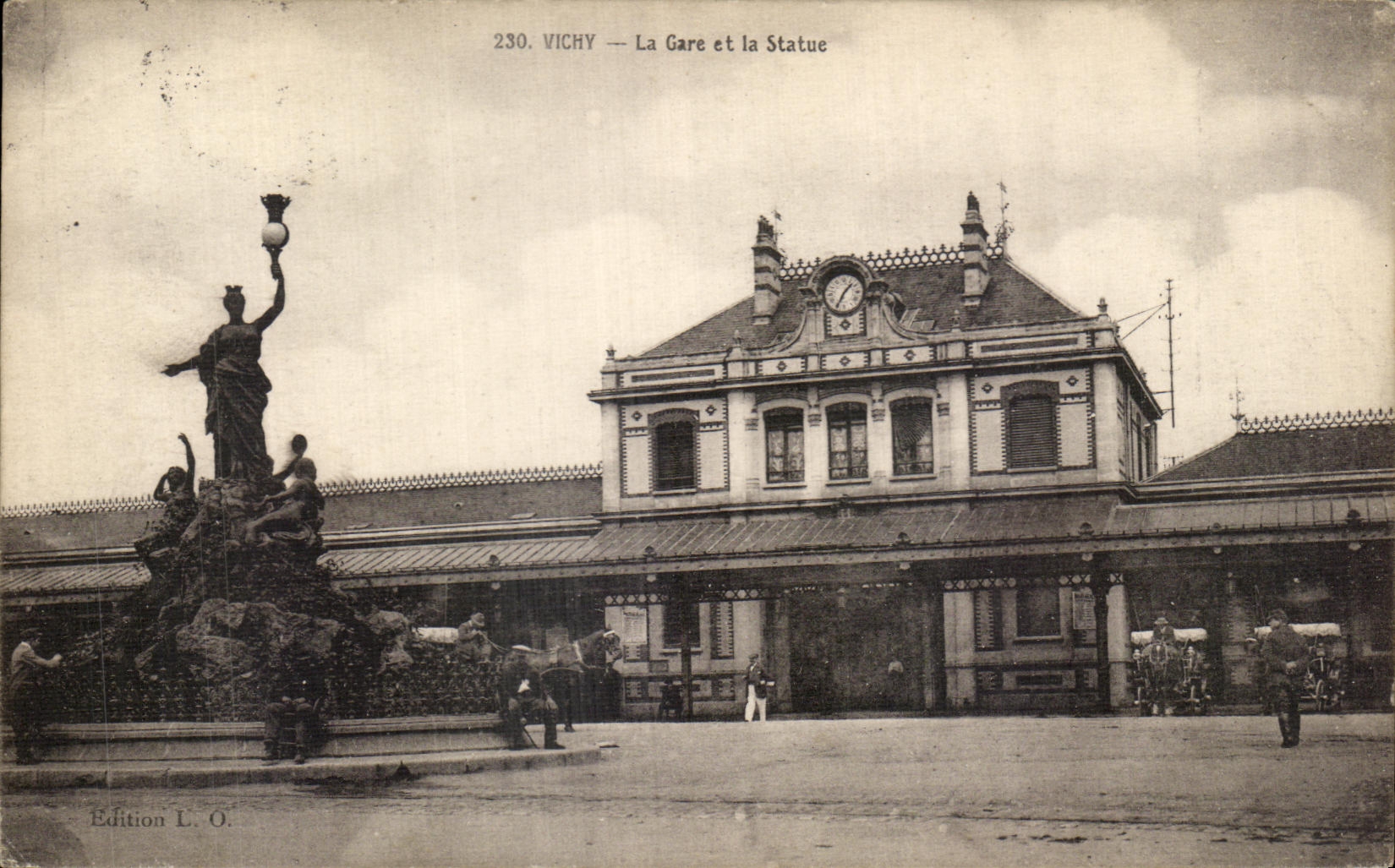 CPA Vichy Train station And Statue