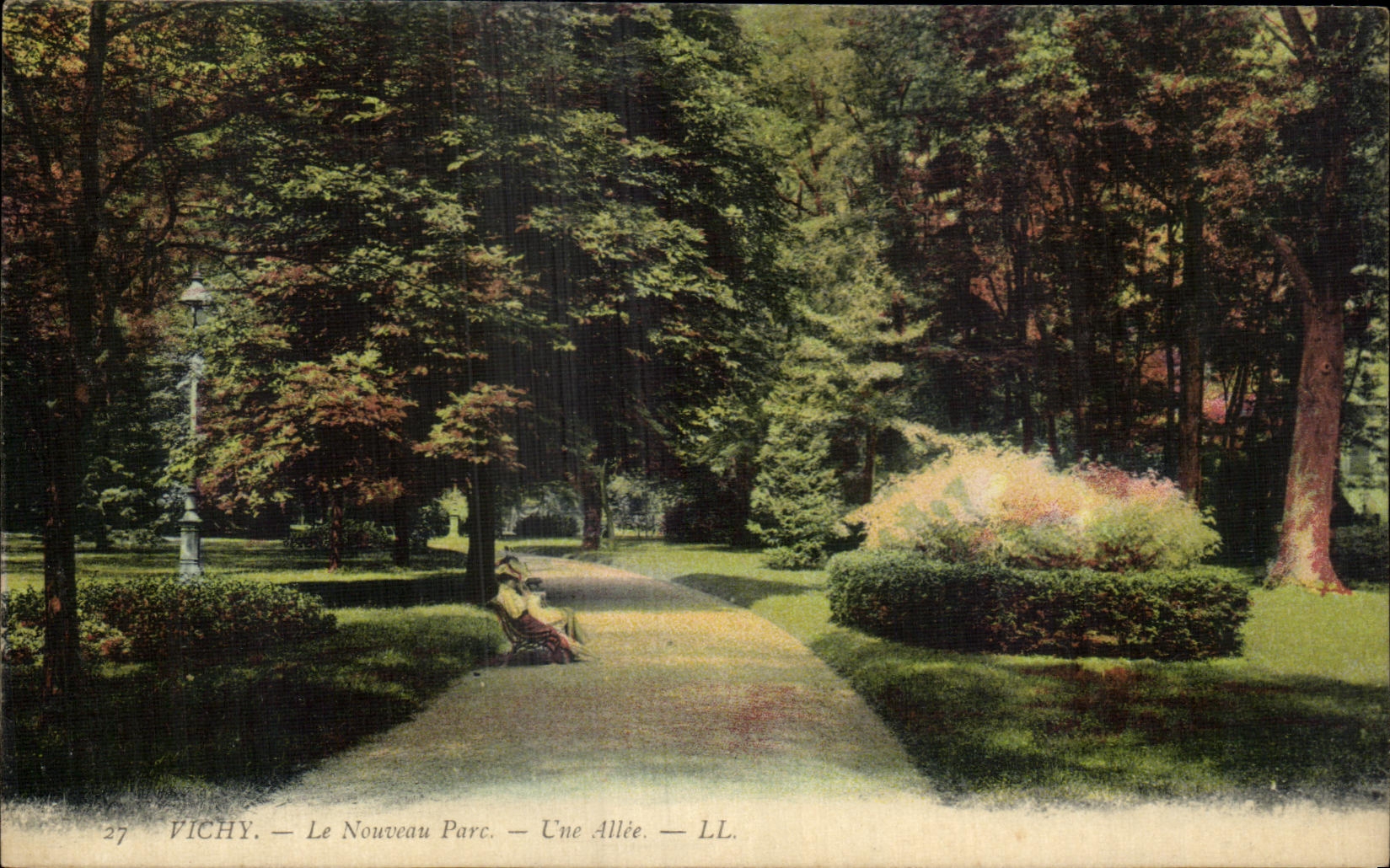 CPA Vichy La Nouveau Parc Une Allee