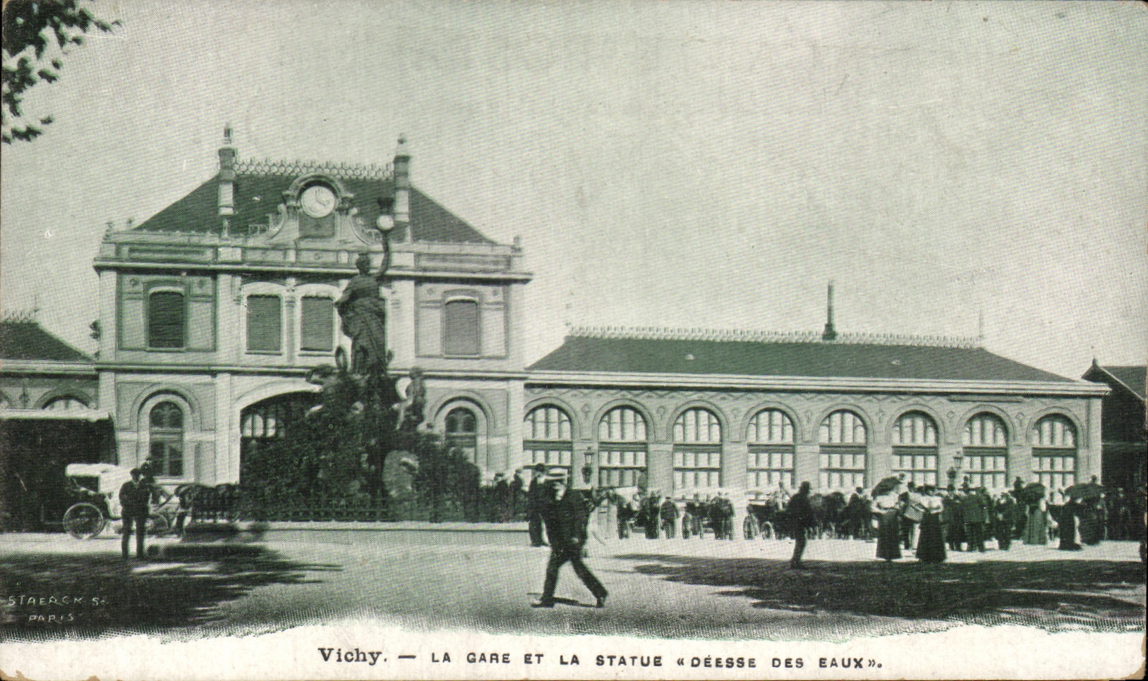 CPA Vichy La Gare Et La Statue Deesse Des Eaux