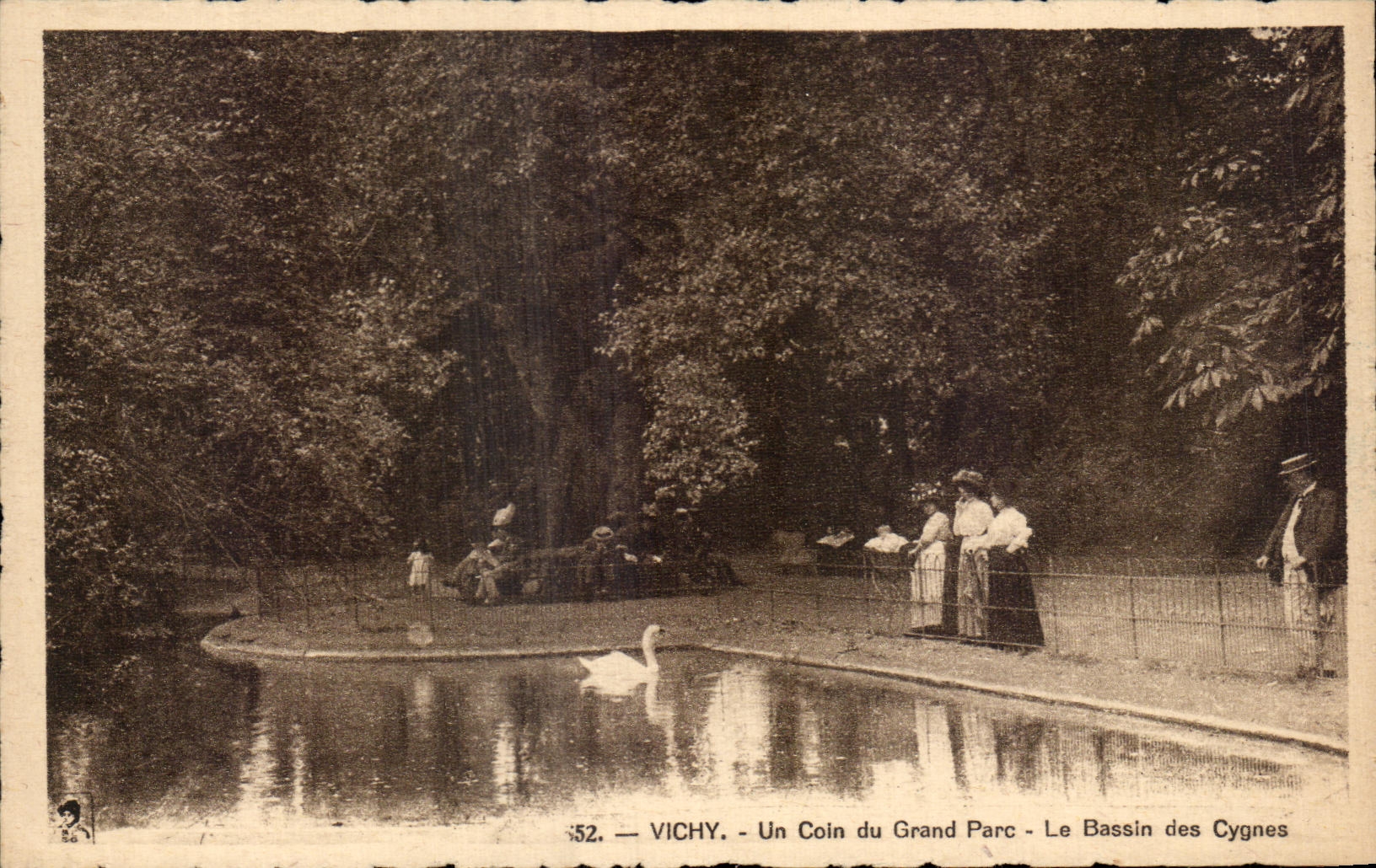 CPA Vichy Un Coln Du Grand Parc Le Bassin Des Cygnes