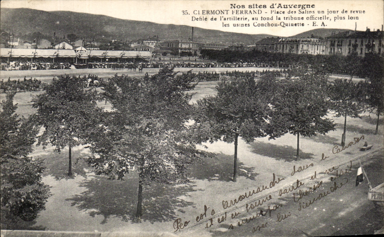 CPA Our sites of Auvergne Clermont Ferrand Places of Dalins one day of Defile review of the Militaria artillery