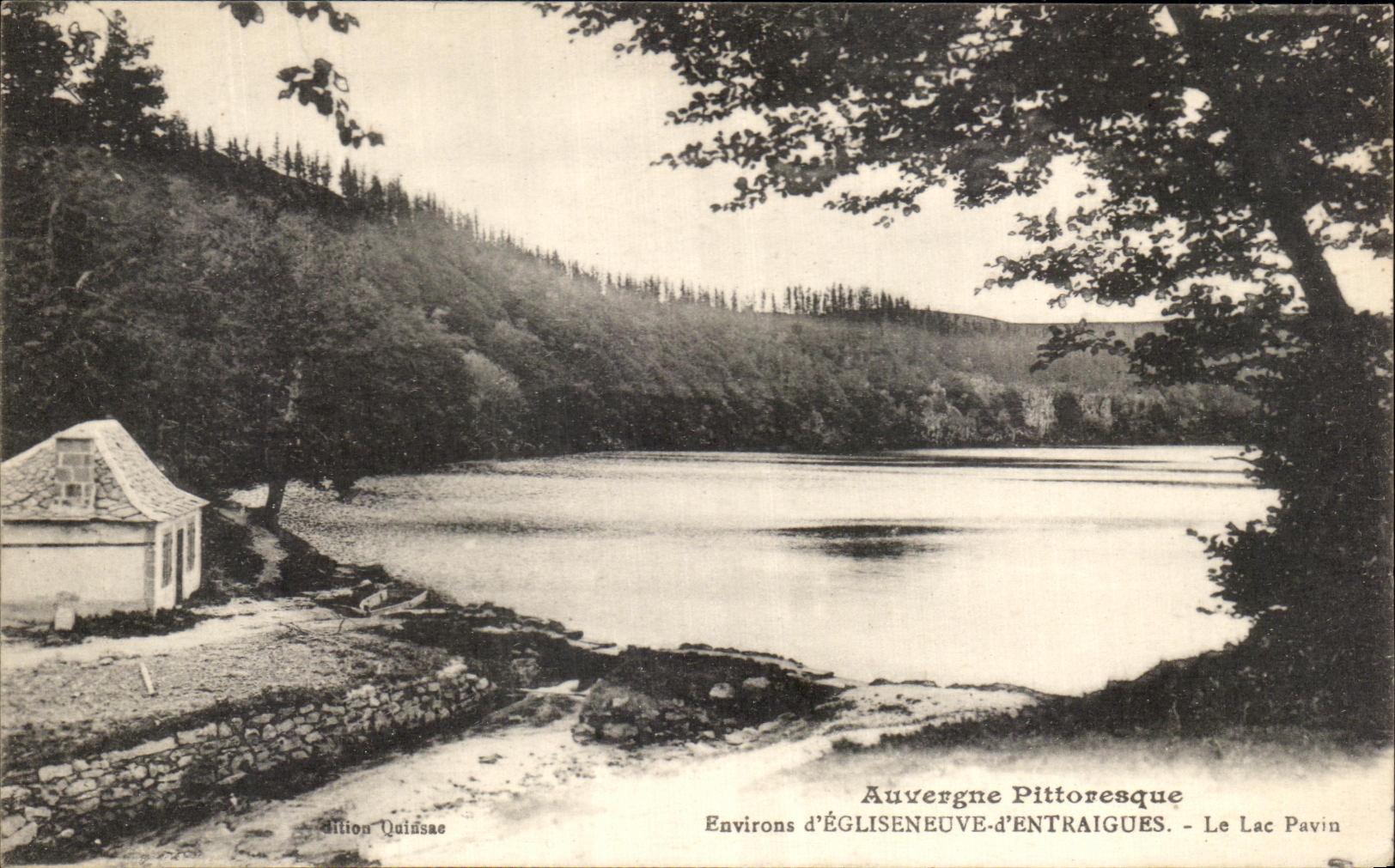 CPA Avergue Pittovesque Surroundings of Egliseneuve d' Entraigues the Lake pavin