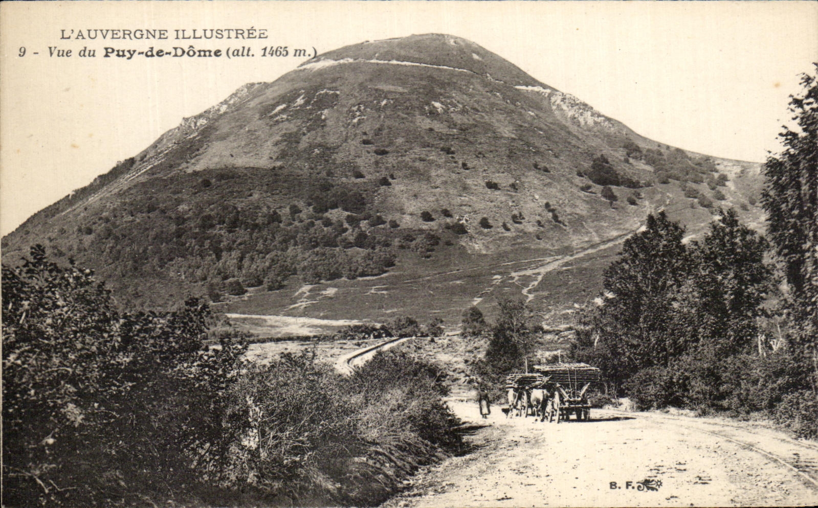 CPA Auvergne Illustree seen of Puy de Dome Coach has wood