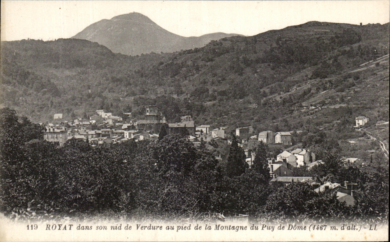CPA Royat in its nest of Greenery to the foot of the Mountain of Puy de Dome