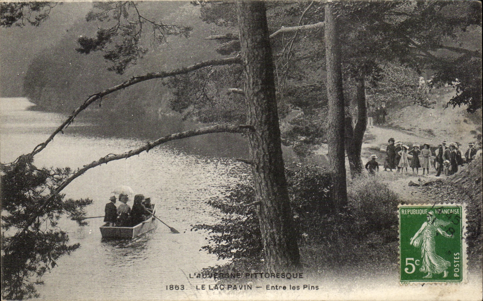 CPA Auvergne Pittoresque the lake Pavin Enters the Pines Children Boat