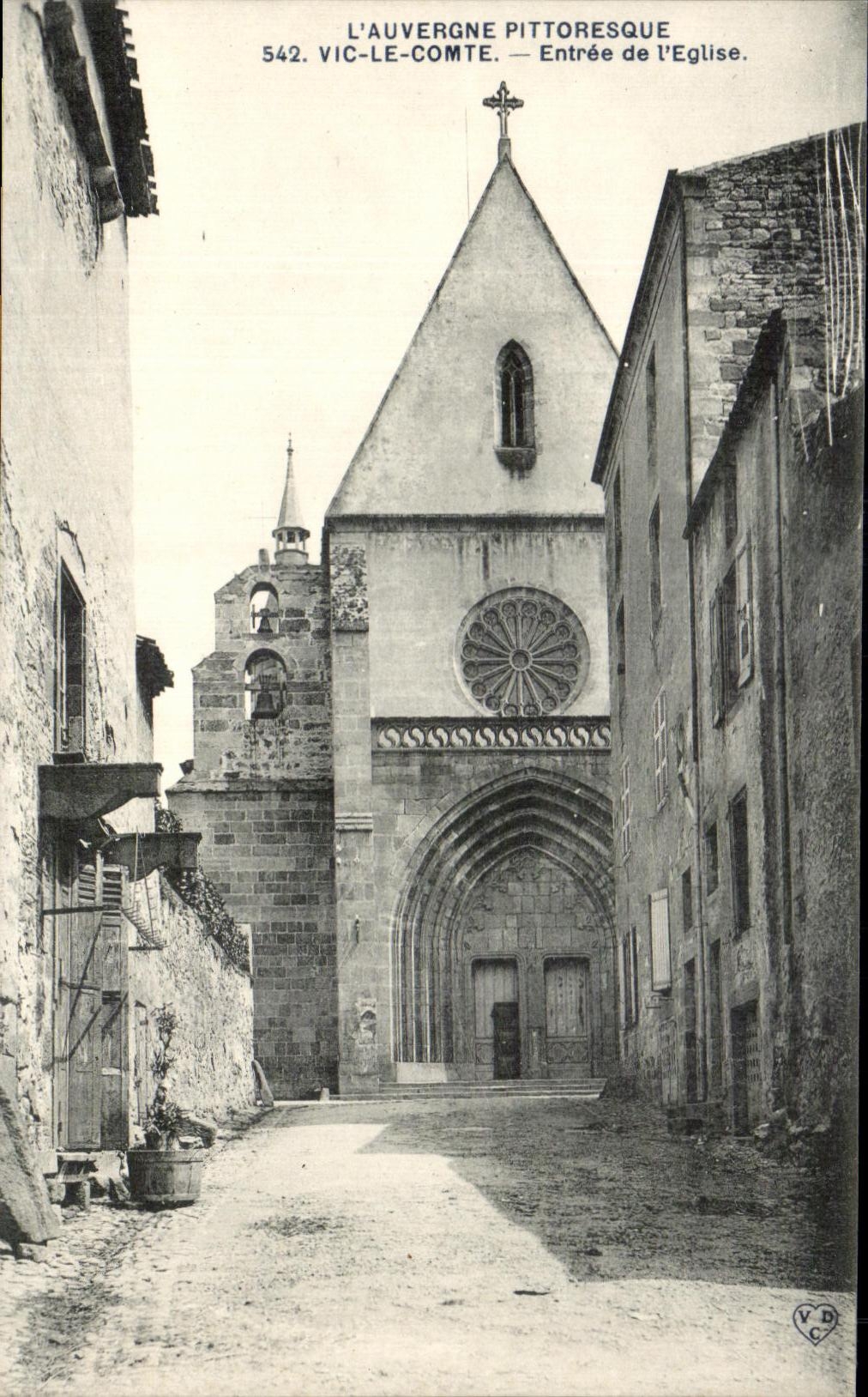 CPA Picturesque Auvergne the Vic Count Entree of the Church
