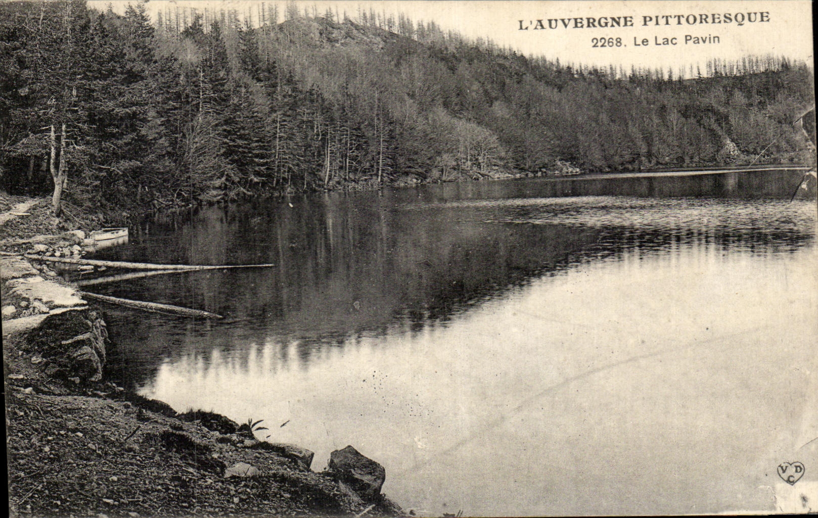 CPA Picturesque Auvergre the Lake Pavin