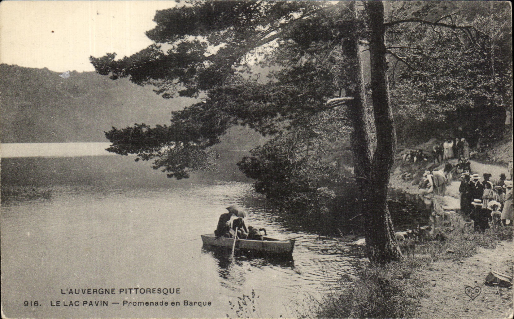 CPA Picturesque Auvergne the Lake Pavin Walk in the Boat