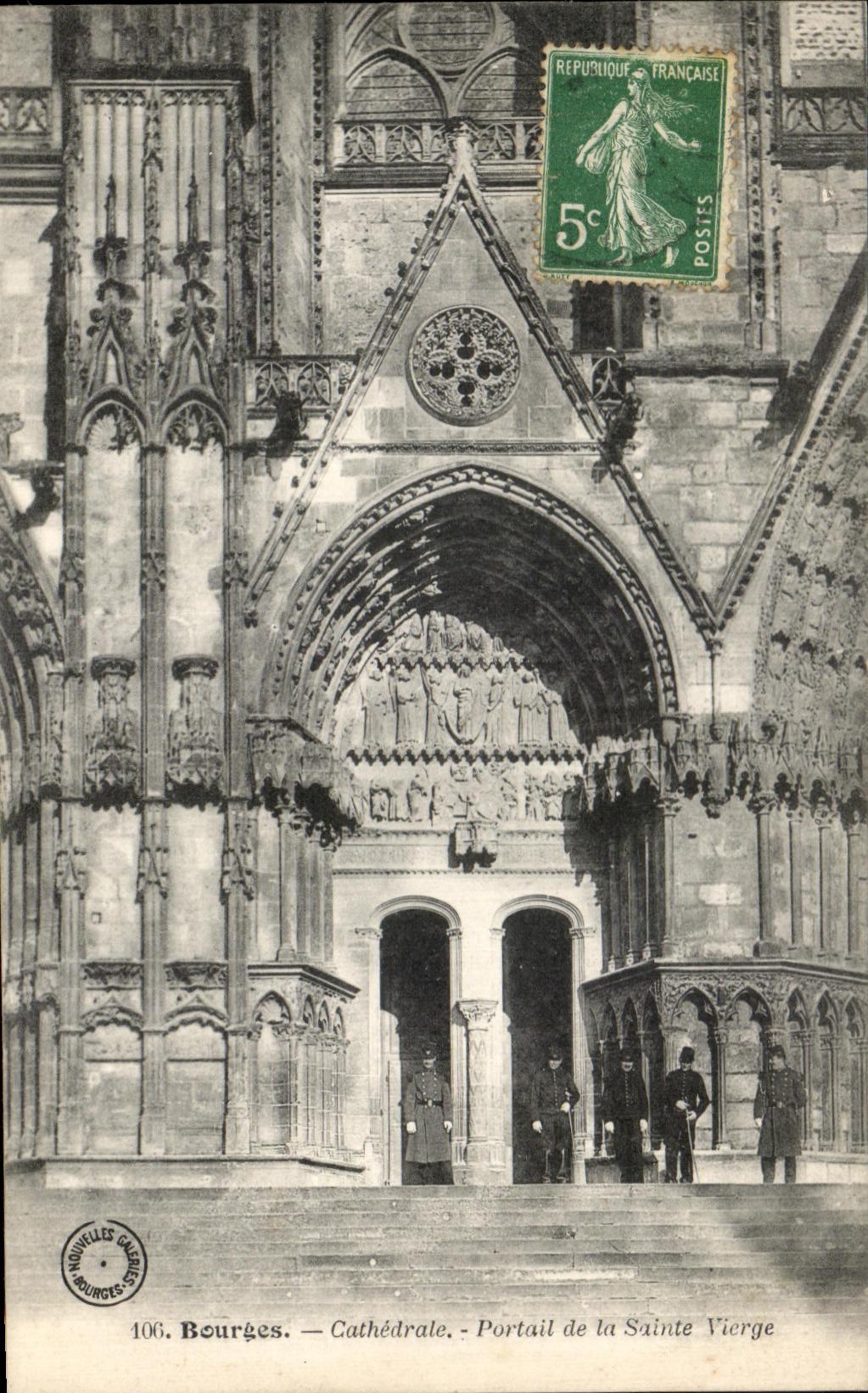 Puerta de la catedral de CPA Bourges de la Virgen de Sainte el militaria de los soldados