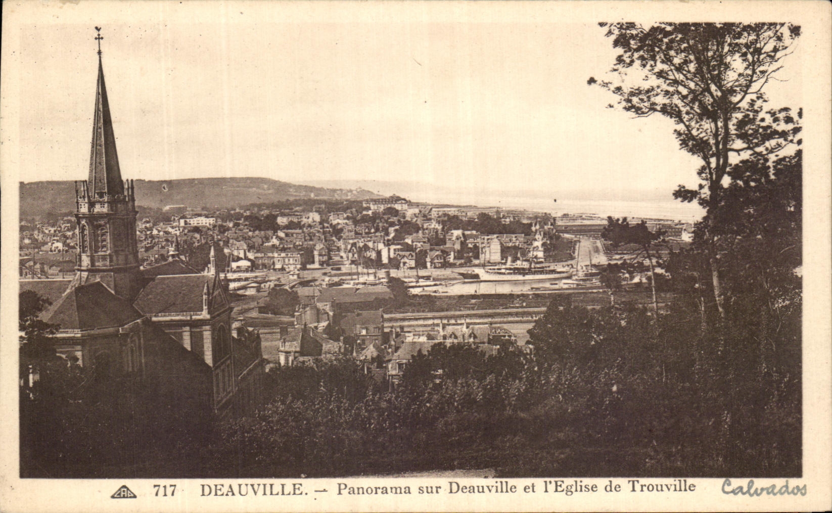 CPA Deauville Panorama sur Deauville et l'Eglise de Trouville
