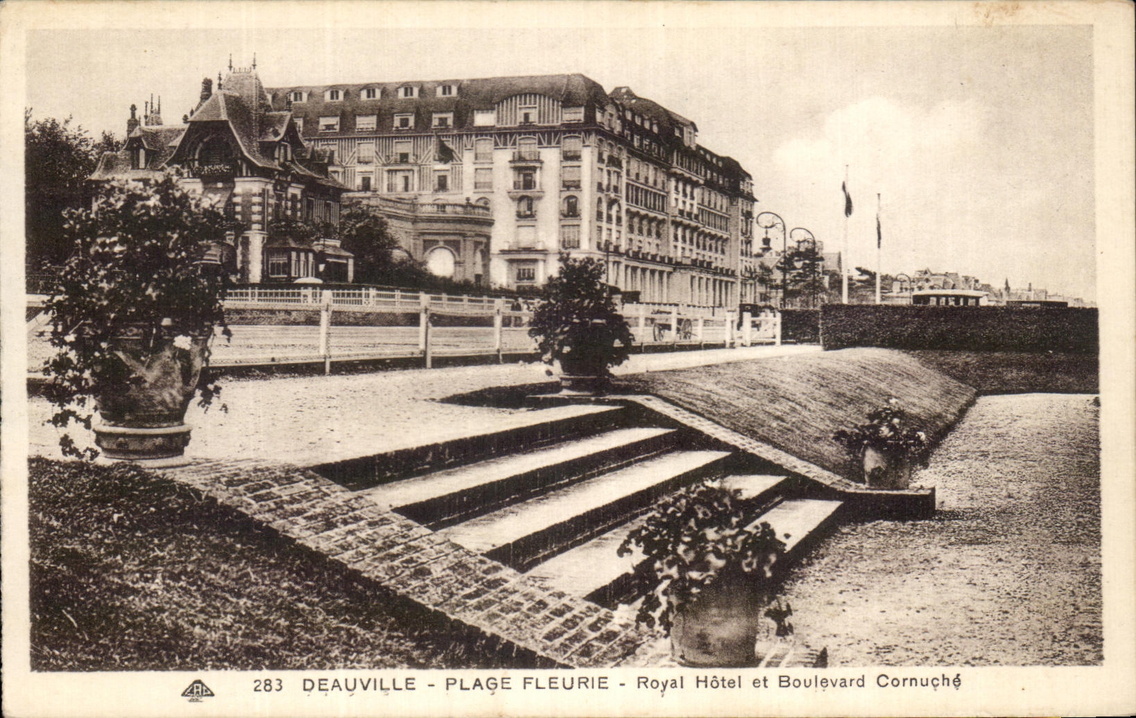 CPA Deauville Plage Fleurie Royal et Boulevard Cornuche