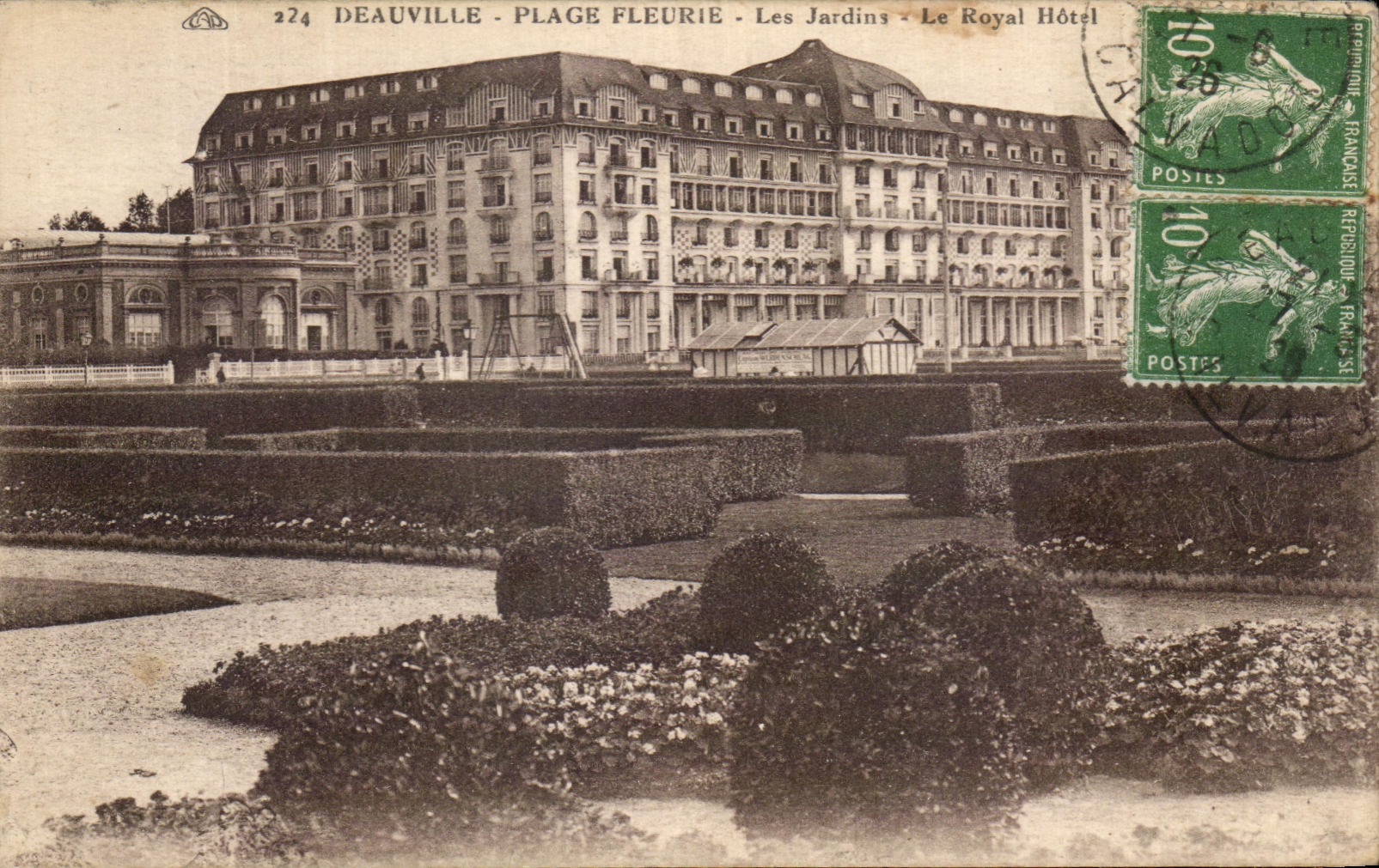 CPA Deauville Plage Fleurie Les Jardins Le Royal Hotel
