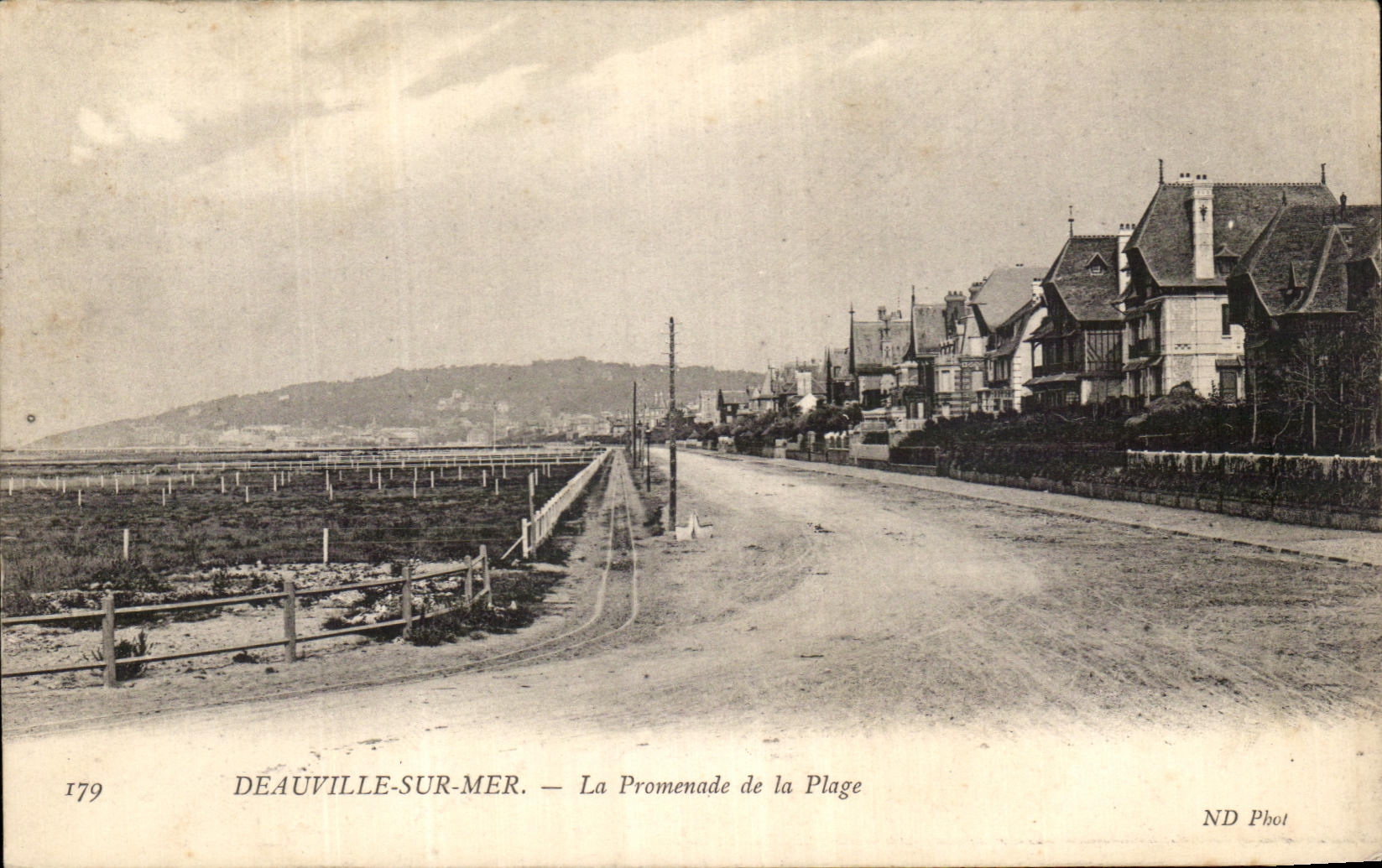 CPA Deauville Sur Mer La Promenade de la Plage