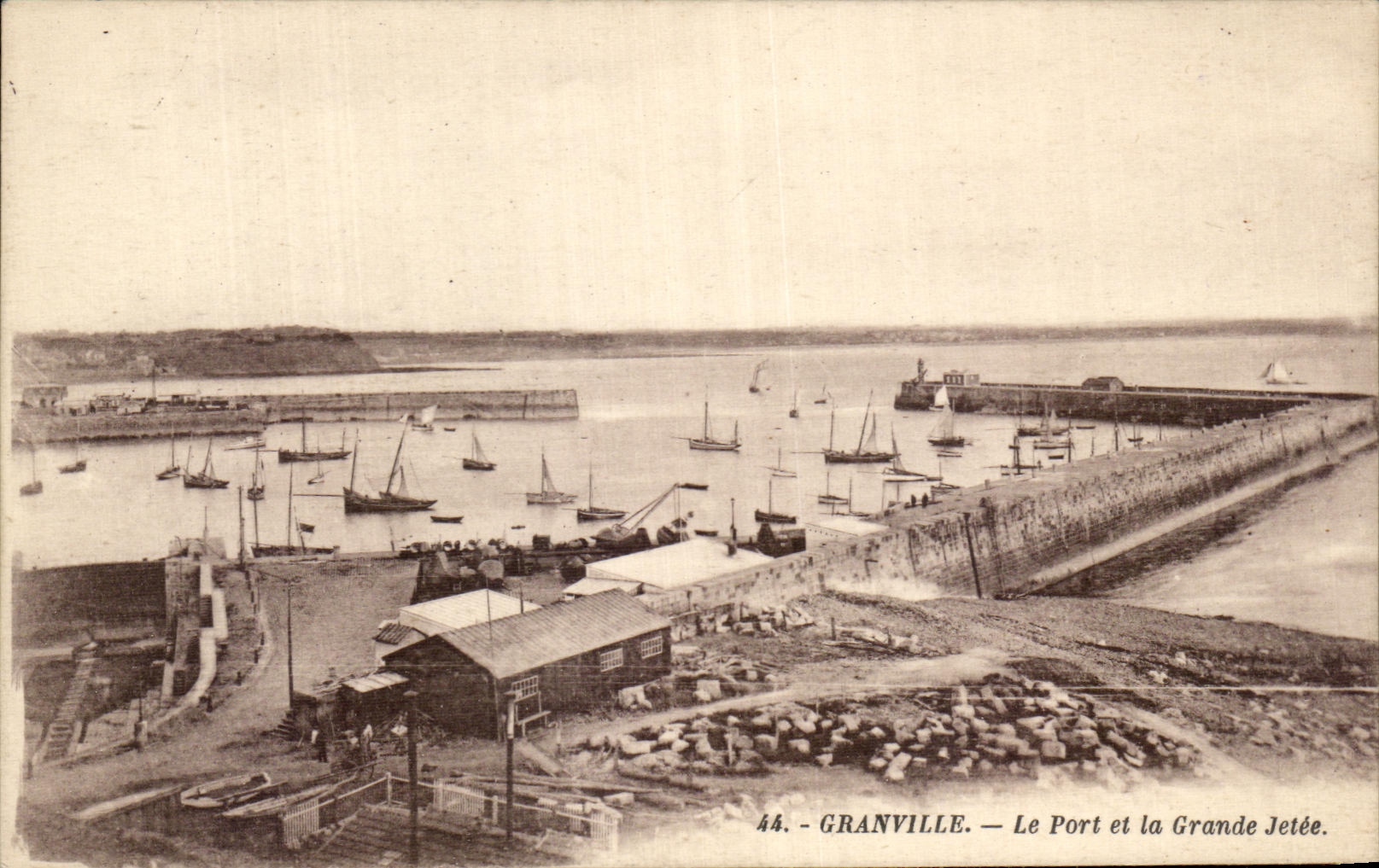 CPA Granville La Port et la Grande Jetee