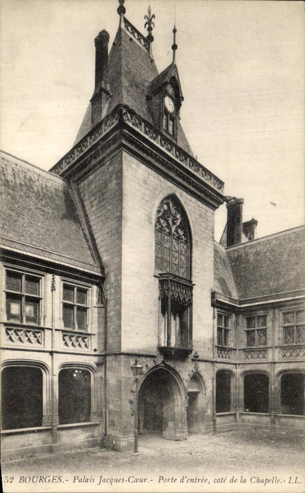 La puerta principal de CPA Bourges Palais Jacques Coeur dimensiona la camara acorazada