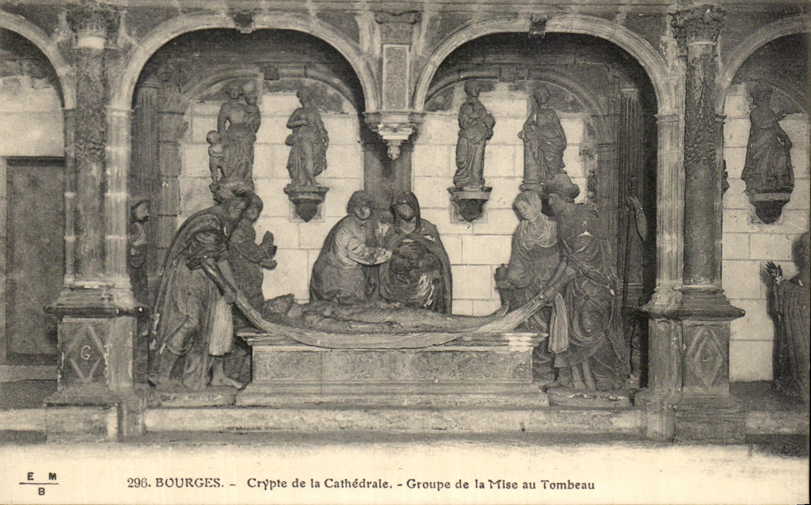 CPA Bourges Crypte de la catedral agrupa el ajuste con la tumba