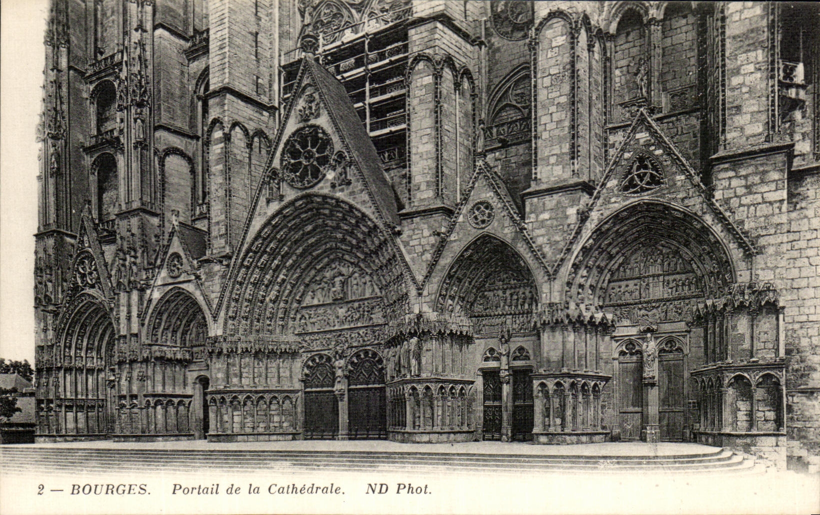 Puerta de CPA Bourges de la catedral