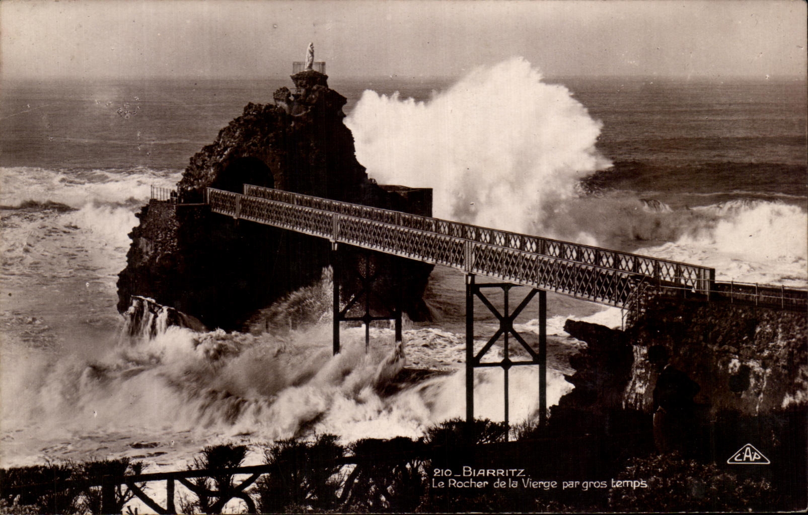 CPA Biarritz Le Rocher de la Vierge par gros temps
