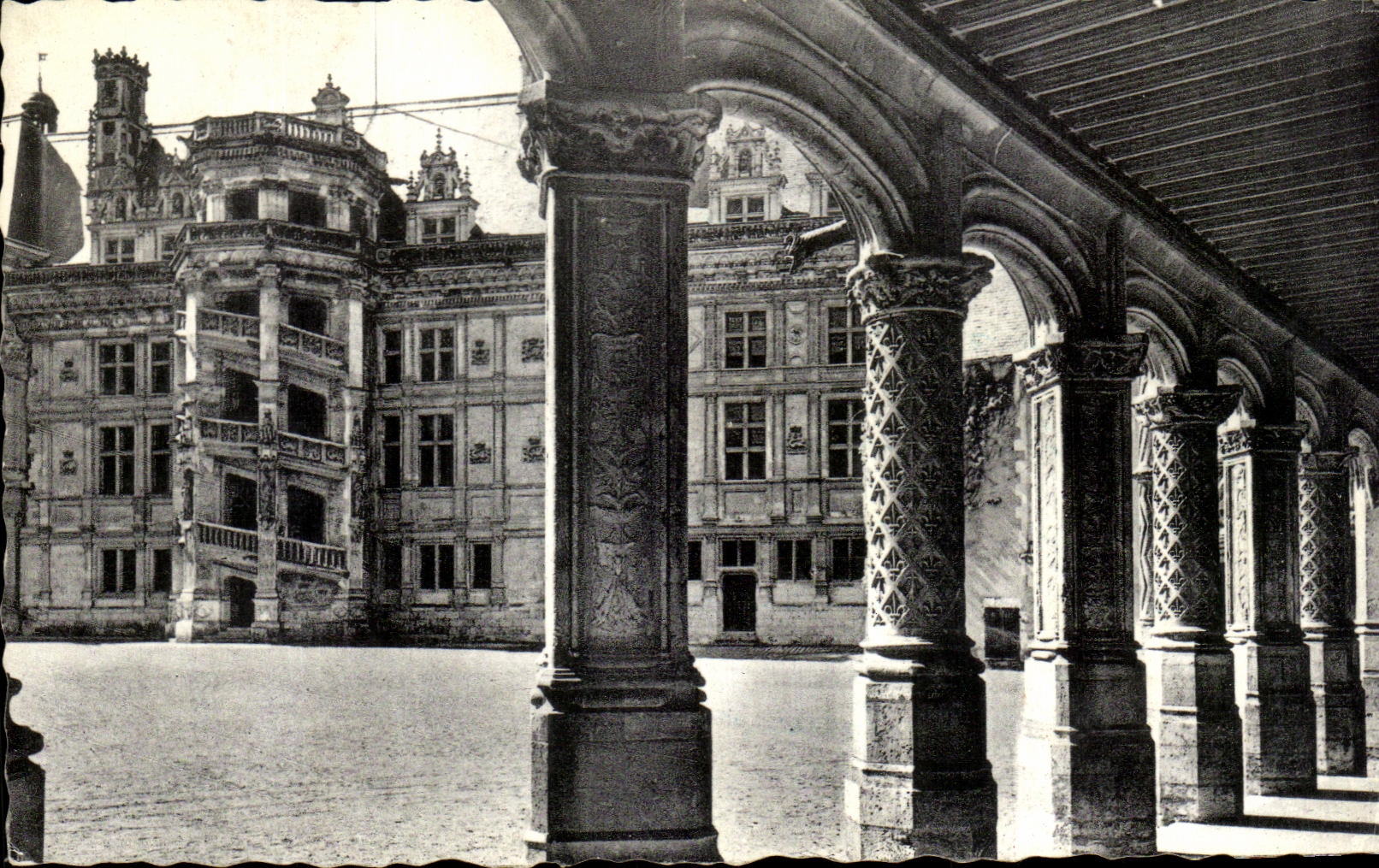 CPA Blois Le Chateau La Cour d'Honneur