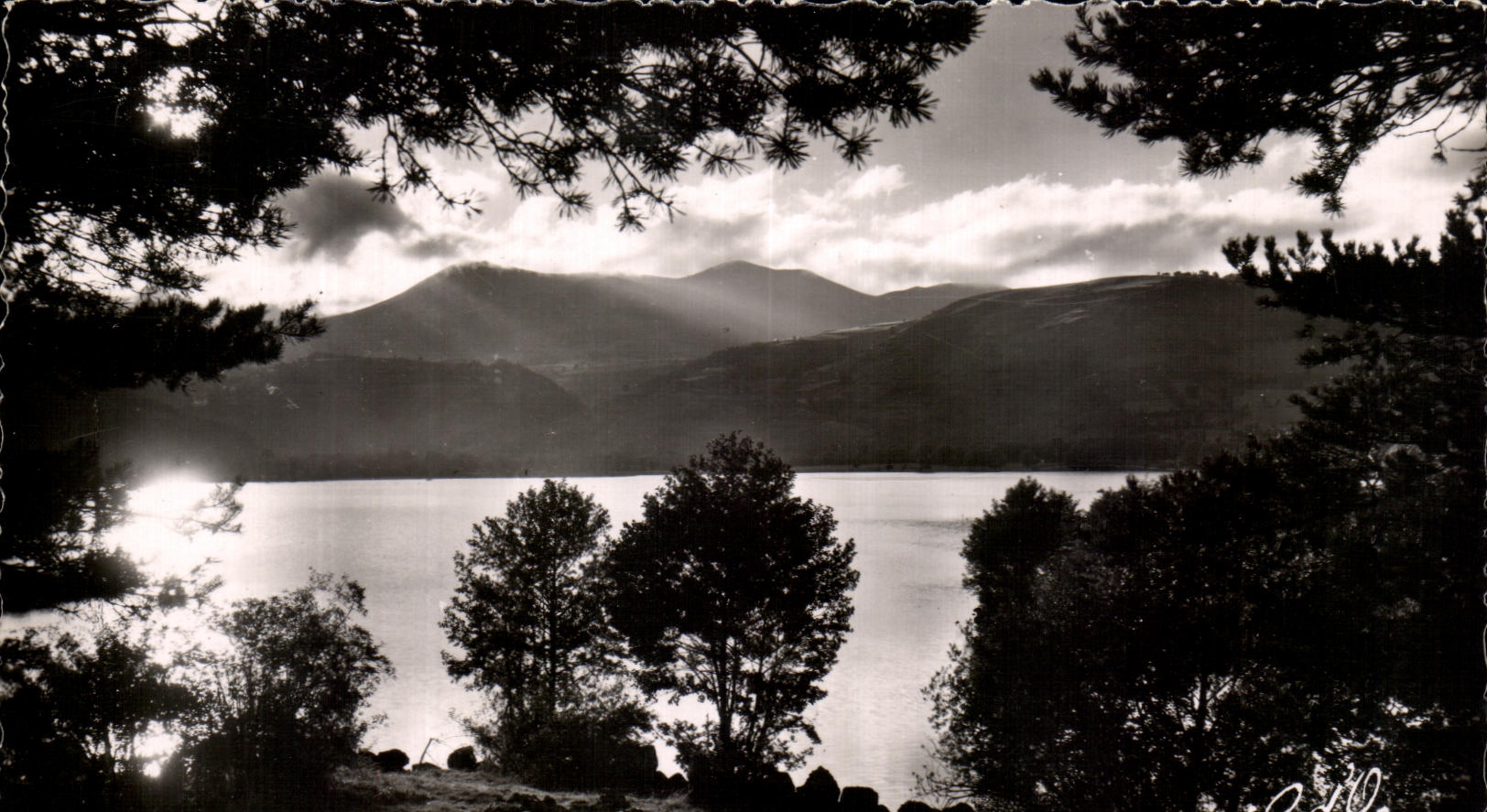 CPA Auvergne Sunset on the Lake Chambon and the Mounts Gilds Sancy