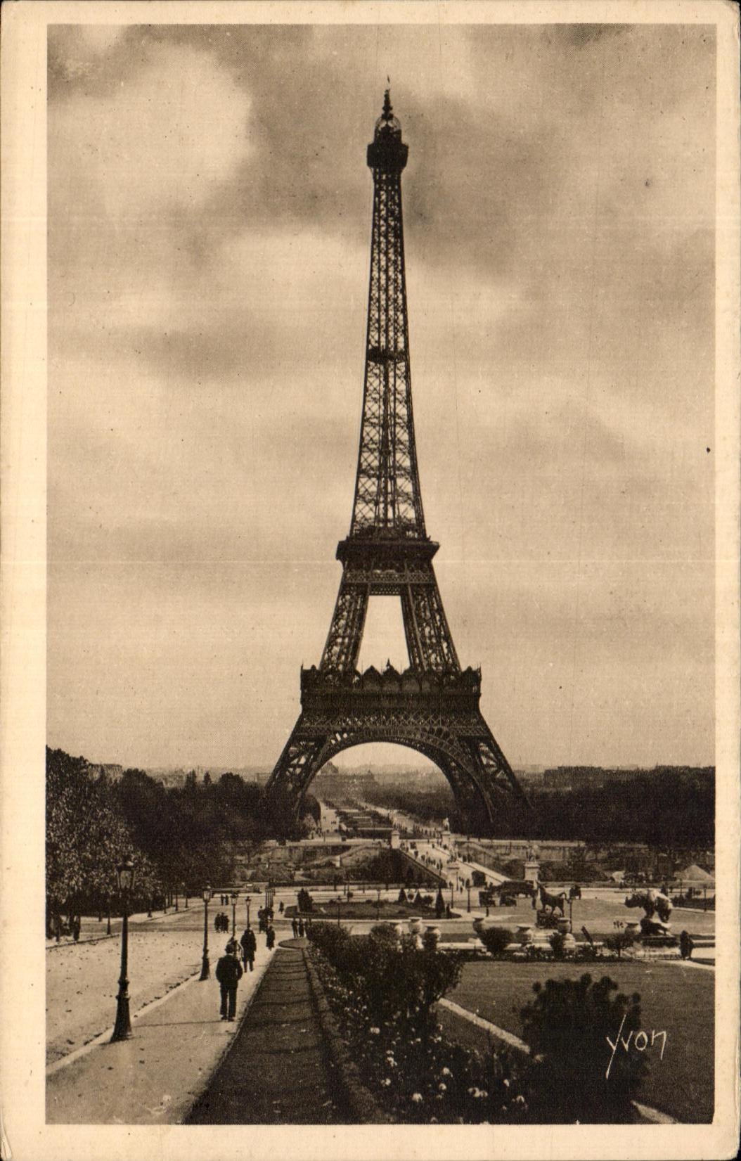 CPA Paris En Flanant La Tour Eiffel