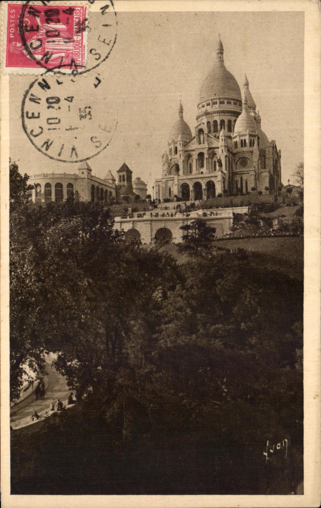 CPA Paris While Strolling Basilica of the Sacring Heart of Montmartre