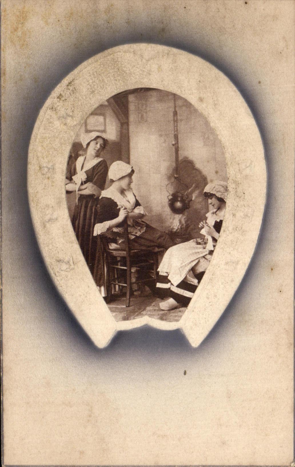 CPA Foklore Horseshoe FEmmes