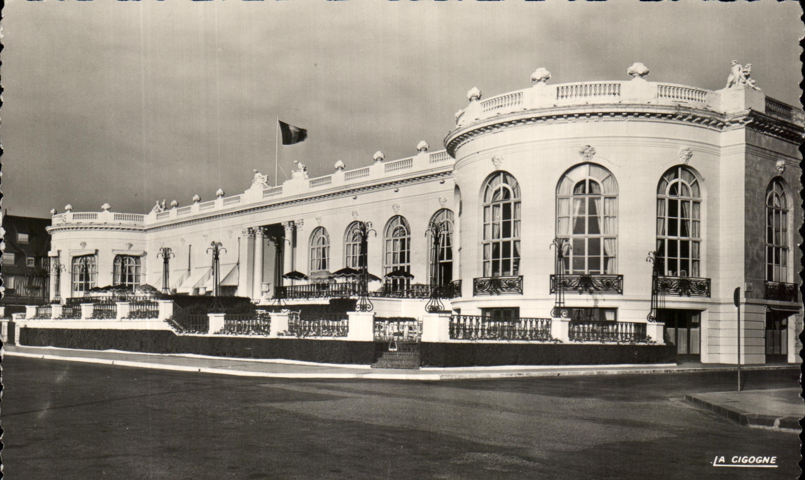 CPSM Deauville La Plage Fleurie Le Casino