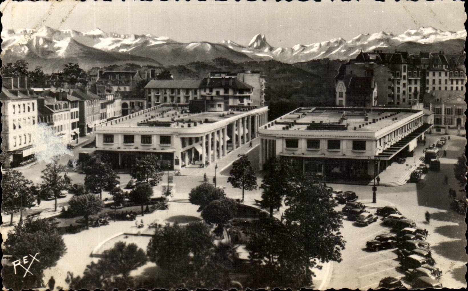 CPA Pau La Place Clemenceau et le Pic du Midi d'Ossau