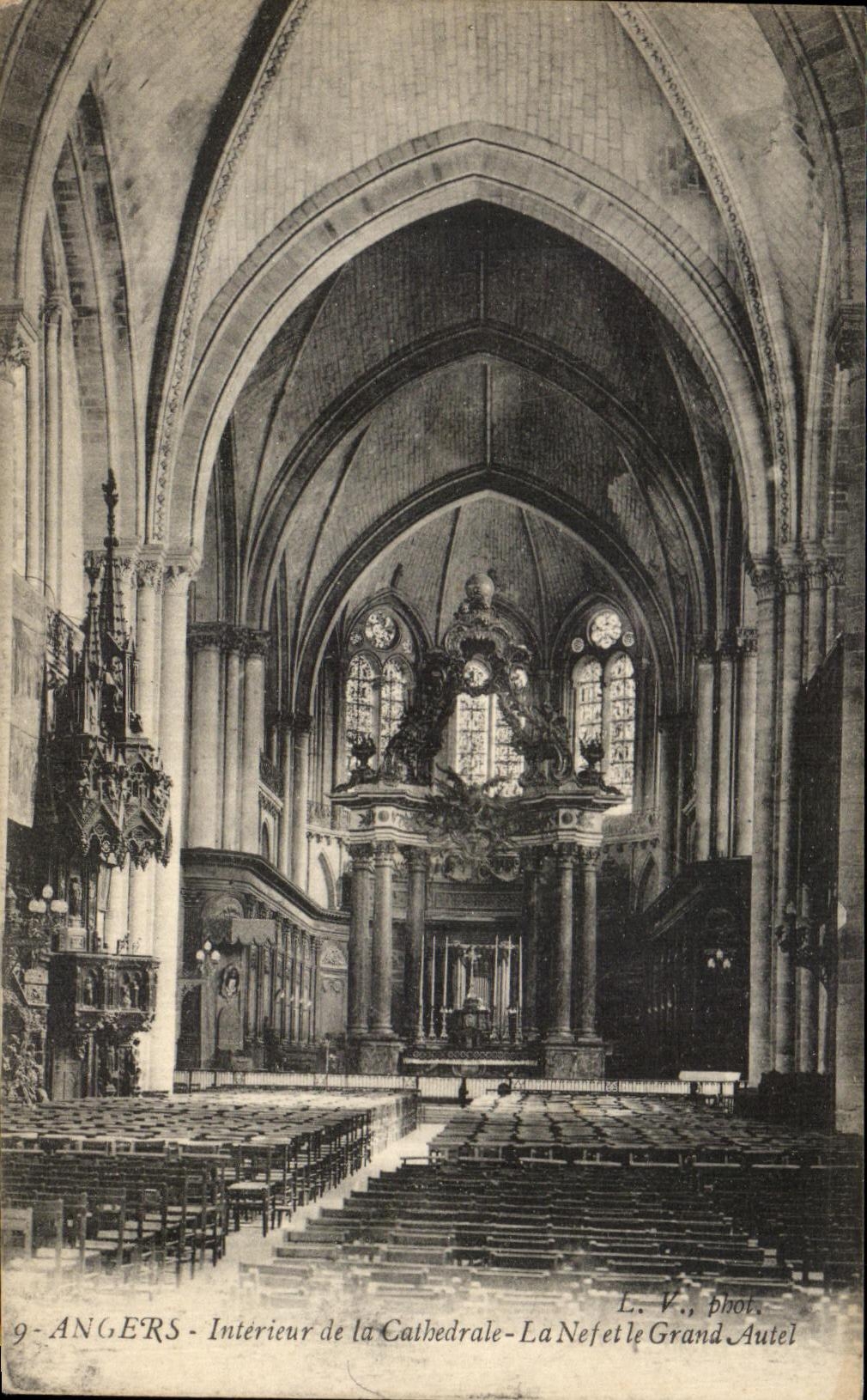 CPA Interior Angers of the Cathedral the Nave and the Large Furnace bridge