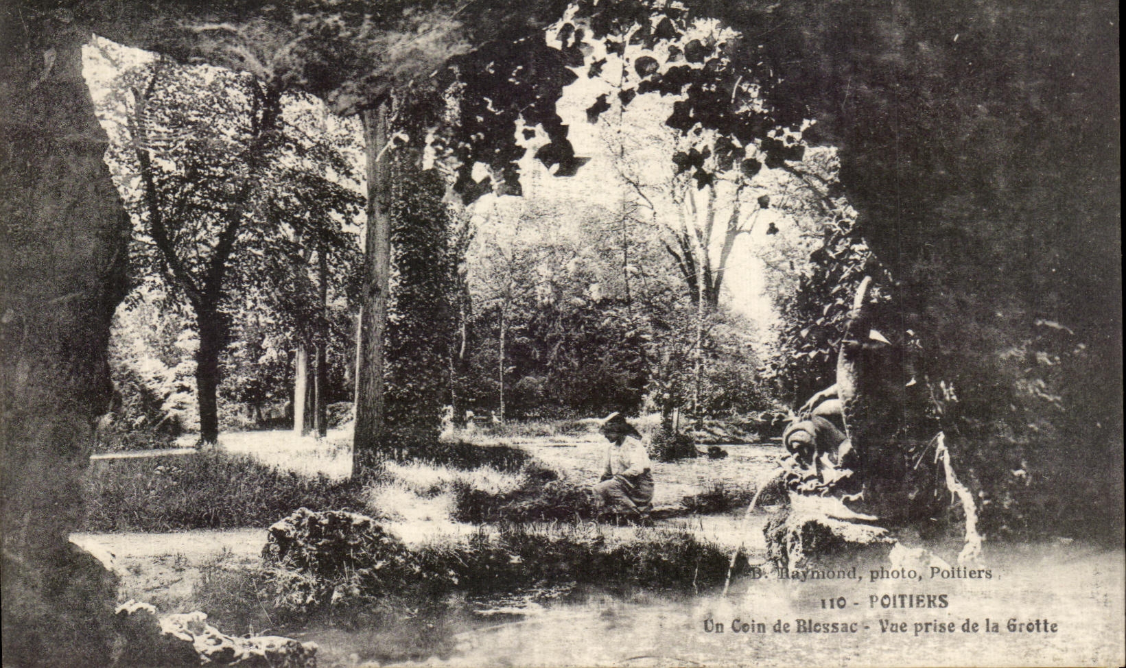 CPA Poitiers a Corner of Blossac Seen from of the Cave